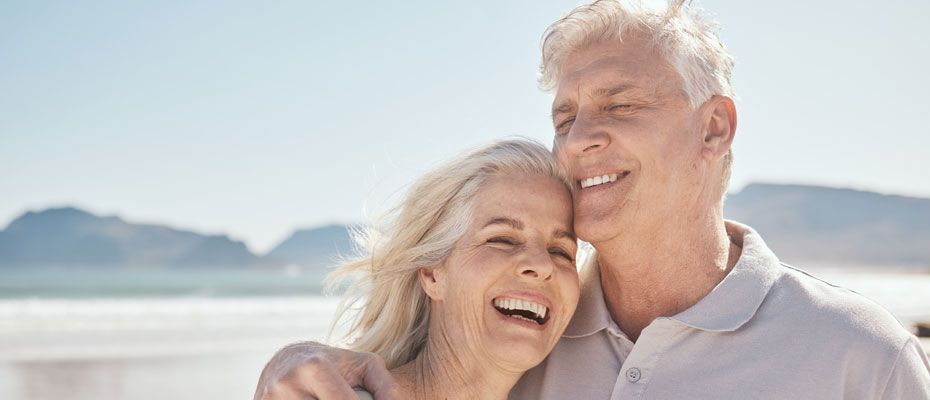 Pareja de adultos mayores al aire libre, abrazados - Aneurismas intracraneanos