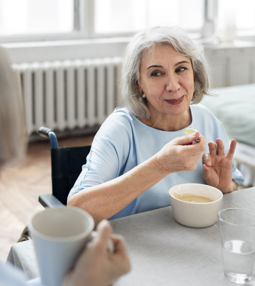 Adulta mayor tomando una sopa - El rol del Grupo de Apoyo Nutricional