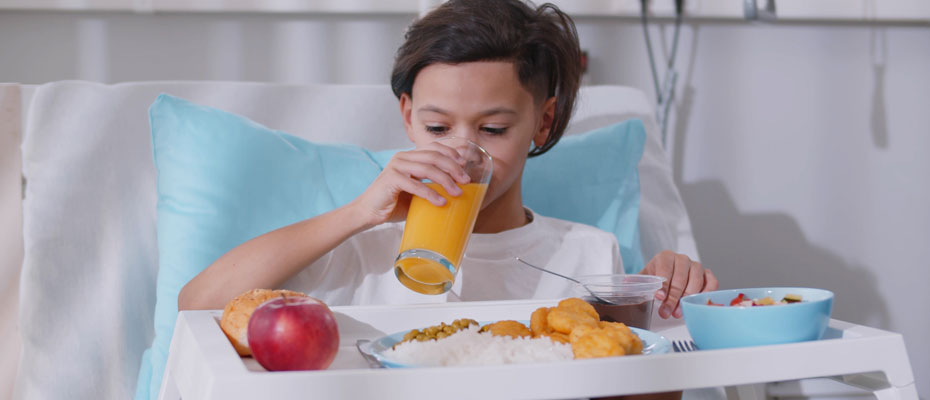 Niño internado almorzando - El rol del Grupo de Apoyo Nutricional