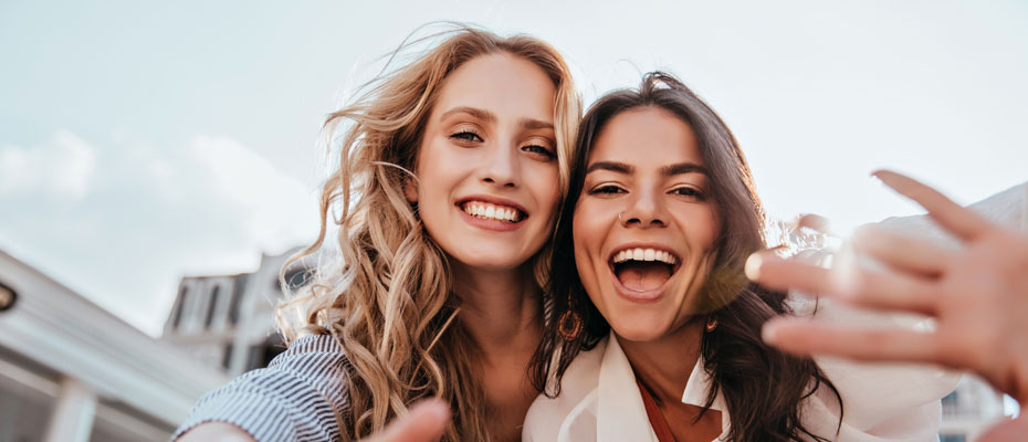 Dos chicas sonriendo - Infarto en mujeres