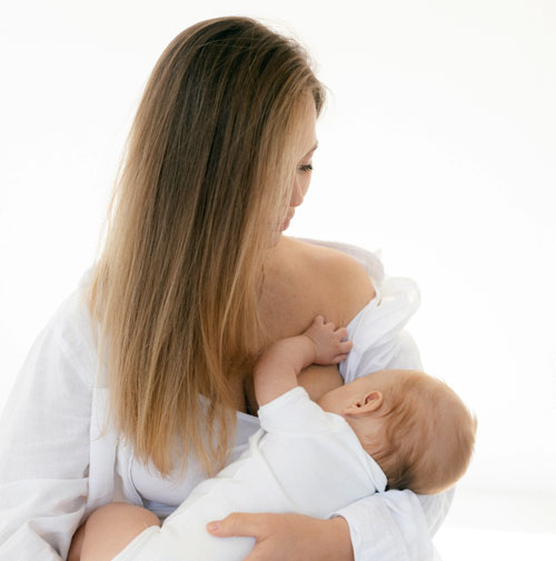 Madre dandole de amamantar a un bebé