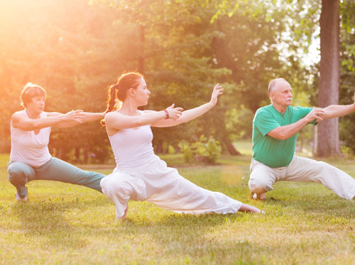 Tres personas realizando ejercicio en un parque -Modo relax y descanso: activado