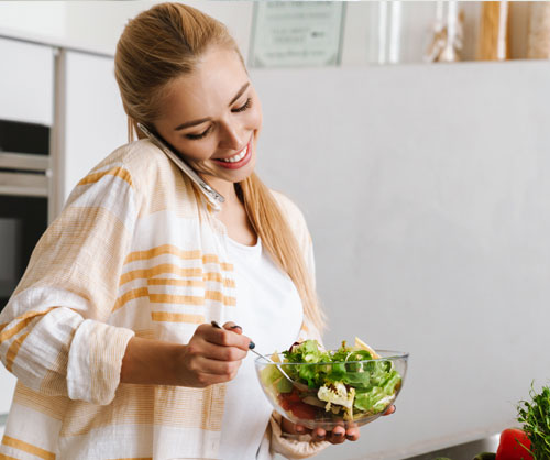 Mujer preparando una ensalada - ¿Cómo mantener tus riñones sanos?