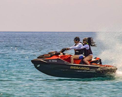 Barco de optimist en el mar