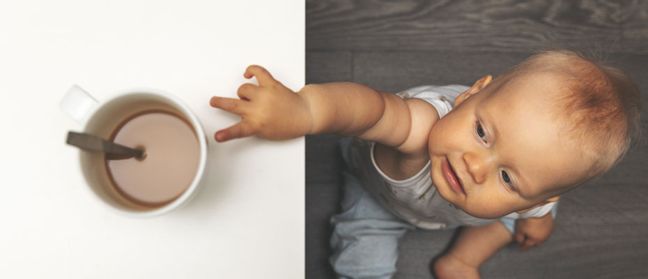 Bebé acercando la mano a una taza de café | Quemaduras: la prevención nunca  es exagerada