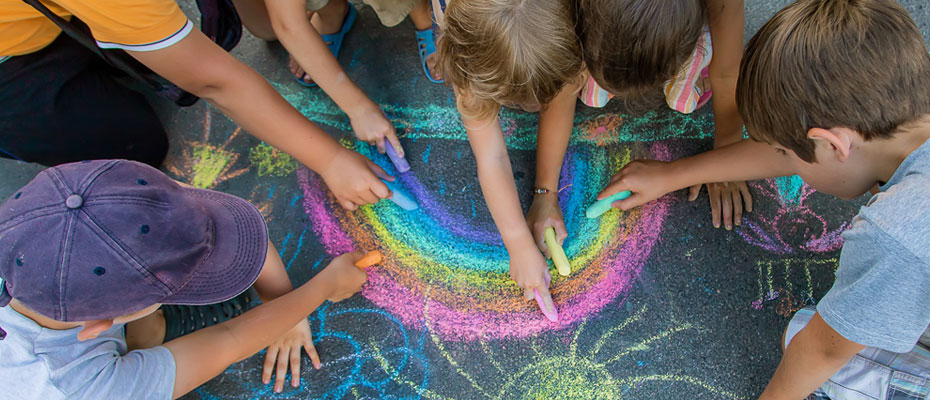 Niños pintando un arcoíris en piso | Bienvenidas las deseadas vacaciones