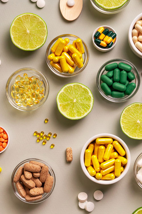 Vitaminas en pastillas de diferentes colores y formas | Vitaminas y suplementos ¿es necesario su uso?