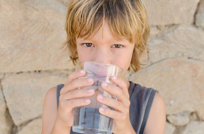 ¿Cómo evitamos la deshidratación en niños durante el verano?